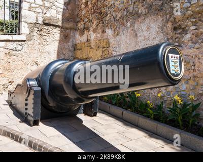 Artillerie-Stück mit einem Tampion mit dem Wappen des Royal Army Ordnance Corps ist die 10-Zoll-18-Tonnen-Kanone am South Port Gate Gibraltar Stockfoto