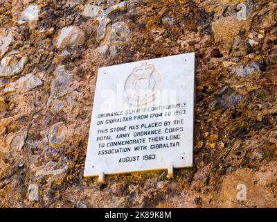 Artillerie-Stück mit einem Tampion mit dem Wappen des Royal Army Ordnance Corps ist die 10-Zoll-18-Tonnen-Kanone am South Port Gate Gibraltar Stockfoto