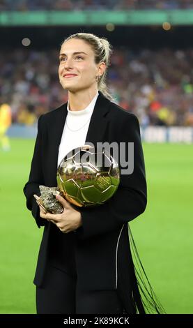 Sabadell, Barcelona, Spanien. 20. Oktober 2022. Barcelona Spanien 20.10.2022 Alexia Putellas (FC Barcelona) posiert mit der Golden Ball Trophäe, die am 20. Oktober 2022 in Barcelona bei der La Liga Santander zwischen dem FC Barcelona und Villarreal CF im Camp Nou gewonnen wurde. (Bild: © Xavi Urgeles/ZUMA Press Wire) Stockfoto