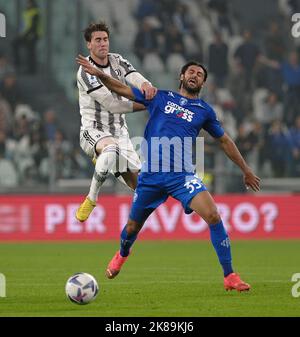 Turin, Italien. 21. Oktober 2022. Juventus' Dusan Vlahovic (L) steht während des Fußballspiels der Serie A in Turin, Italien, am 21. Oktober 2022, mit Sebastiano Luperto von Empoli in Verbindung. Quelle: Federico Tardito/Xinhua/Alamy Live News Stockfoto