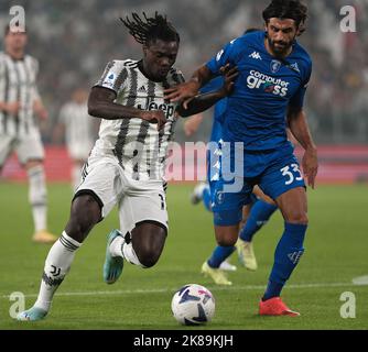 Turin, Italien. 21. Oktober 2022. Juventus' Moise Kean (L) steht mit Sebastiano Luperto von Empoli während des Fußballspiels der Serie A in Turin, Italien, am 21. Oktober 2022, im Spiel. Quelle: Federico Tardito/Xinhua/Alamy Live News Stockfoto