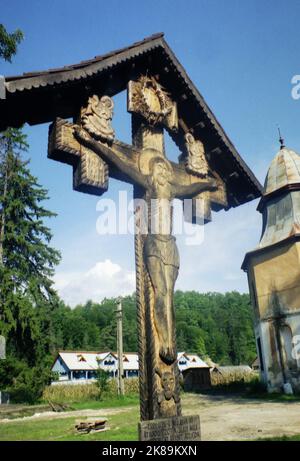 Handgeschnitztes Kruzifix in Rumänien Stockfoto