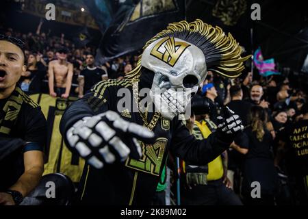 Los Angeles, Kalifornien, USA. 20. Oktober 2022. Anhänger des Los Angeles Football Club (LAFC) feiern nach einem Sieg über die LA Galaxy im Banc of California Stadium am 20.. Oktober 2022 in Los Angeles, Kalifornien (Bildquelle: © Alex Cave/ZUMA Press Wire) Stockfoto