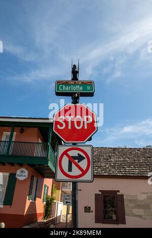 St. Augustine, Florida, USA - 11.. Oktober 2022. Charlotte Street, Stop, und kein Schild rechts abbiegen. Stockfoto