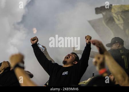 Los Angeles, Kalifornien, USA. 20. Oktober 2022. Anhänger des Los Angeles Football Club (LAFC) feiern nach einem Sieg über die LA Galaxy im Banc of California Stadium am 20.. Oktober 2022 in Los Angeles, Kalifornien (Bildquelle: © Alex Cave/ZUMA Press Wire) Stockfoto