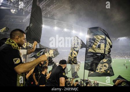 Los Angeles, Kalifornien, USA. 20. Oktober 2022. Anhänger des Los Angeles Football Club (LAFC) feiern nach einem Sieg über die LA Galaxy im Banc of California Stadium am 20.. Oktober 2022 in Los Angeles, Kalifornien (Bildquelle: © Alex Cave/ZUMA Press Wire) Stockfoto