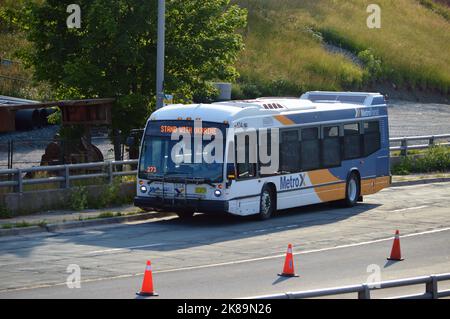 Halifax Transit Nova Bus LFS, in alter Metro Transit 'MetroX' Lackierung, geparkt an der Upper Water Street in der Innenstadt von Halifax mit 'Stand with Ukraine' Schild Stockfoto