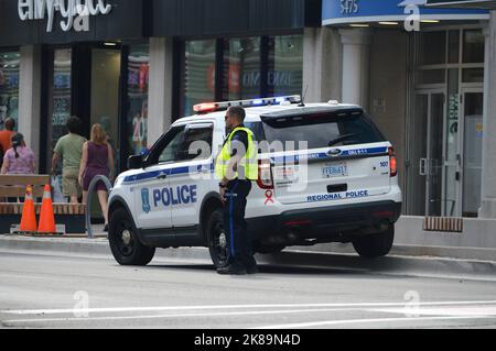 Halifax Regional Police Officer und Fahrzeug auf der Einkaufsstraße Spring Garden Road in Halifax, Nova Scotia, Kanada Stockfoto