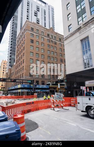 Arbeiten Sie an der East Flagler Street in der Innenstadt von Miami Road Stockfoto