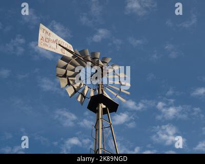 Oben auf einem Aermotor Windmill Rotor, Klingen und Schwanz von unten fotografiert im Pioneer Museum in Fredericksburg, Texas. Stockfoto