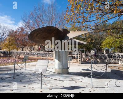 Essex-Class Carrier Propeller auf dem Memorial Courtyard im National Museum of the Pacific war in Fredericksburg, Texas, mit der Memorial Wall vis Stockfoto