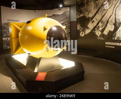 Das gelbe Bombengehäuse von Fat man ähnlich einer Atombombe wurde während des Zweiten Weltkriegs auf Nagasaki, Japan, abgeworfen Das Hotel befindet sich im National Museum of the Pacific war. Stockfoto