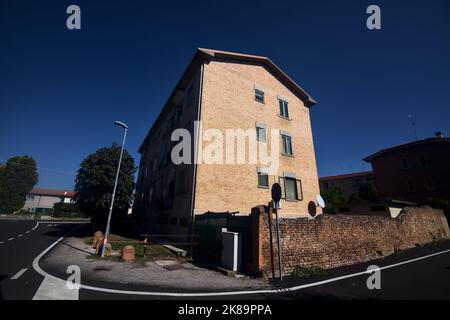 Ecke einer Straße mit Stoppschild auf dem Boden in einem Wohngebiet Stockfoto