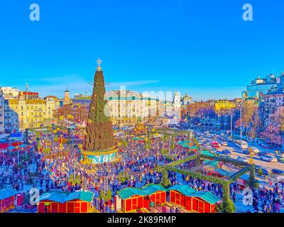 KIEW, UKRAINE - 2. JANUAR 2022: Draufsicht auf einen der zentralen Plätze der Stadt, den Sophia-Platz während der Weihnachtsfeier am 2. Januar in Kiew, Stockfoto