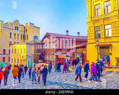 KIEW, UKRAINE - 2. JANUAR 2022: Spaziergang in Andrews Abstieg zwischen erhaltenen historischen Gebäuden, in einem der ältesten Teile der Stadt, am 2. Januar in Stockfoto