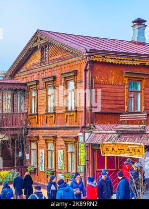KIEW, UKRAINE - 2. JANUAR 2022: Das historische Holzhaus von Andrews Descent diente am 2. Januar in Kiew, Ukraine, als beliebtes Touristenrestaurant Stockfoto