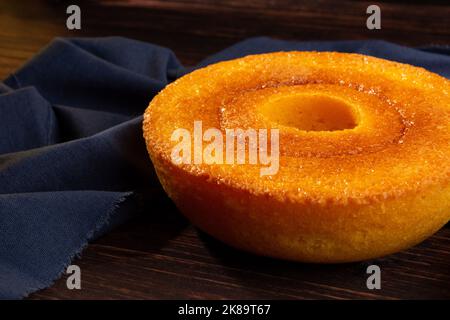 Hausgemachter runder Maiskuchen (Bolo de Fuba) aus Pamonha und Käse, bekannt als Pamonha-Kuchen. Typische brasilianische Küche der Festa Junina (juni-Festival) Stockfoto