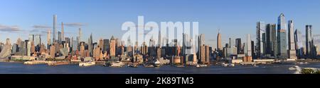 Luftaufnahme von Manhattan Midtown Wolkenkratzer Skyline Panorama vor Sonnenuntergang, New York City, USA Stockfoto