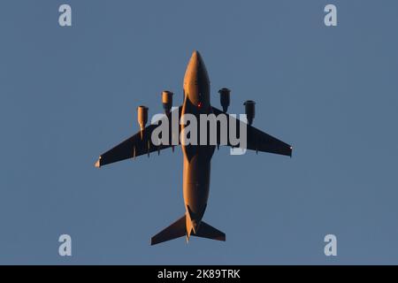 Eine Boeing C17 Globemaster III mit der United States Air Force (USAF), die in der Nähe des NAF Atsugi Airbase, Kanagawa, Japan, fliegt. Stockfoto