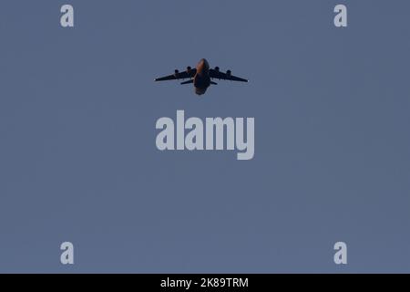 Eine Boeing C17 Globemaster III mit der United States Air Force (USAF), die in der Nähe des NAF Atsugi Airbase, Kanagawa, Japan, fliegt. Stockfoto