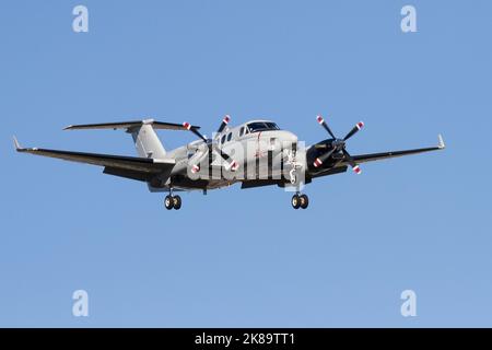 Ein Hawker Beechcraft UC12W Huron-Flugzeug mit dem United States Marine Corps, das in der Nähe der Naval Air Facility, des Atsugi Airbase, Kanagawa, Japan, fliegt. Stockfoto