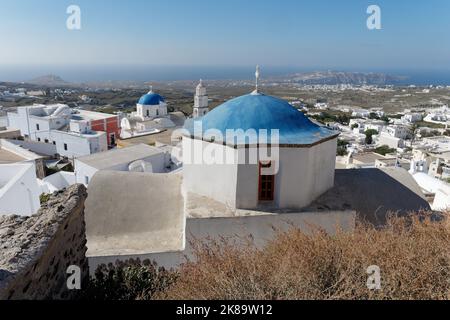 Pyrgos, die alte Hauptstadt von Santorin, eine griechische Kykladen-Insel in der Ägäis. Das Meer kann man von dieser hügeligen Stadt aus sehen Stockfoto