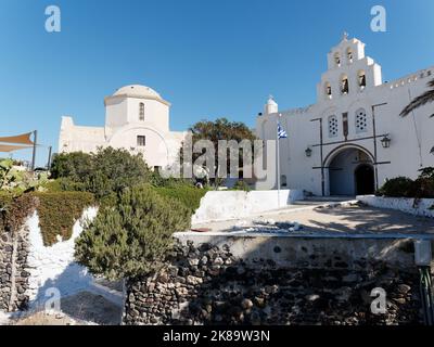 Außenansicht der Kirche zur Präsentation der Jungfrau Maria in Pyrgos, der alten Hauptstadt von Santorin, einer griechischen Kykladen-Insel in der Ägäis. Stockfoto