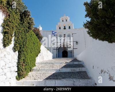 Außenansicht der Kirche zur Präsentation der Jungfrau Maria in Pyrgos, der alten Hauptstadt von Santorin, einer griechischen Kykladen-Insel in der Ägäis. Stockfoto