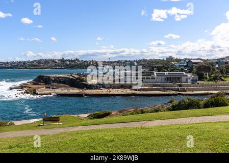 Sonnenbaden auf dem Beton am Clovelly Beach in Sydney, Australien Stockfoto