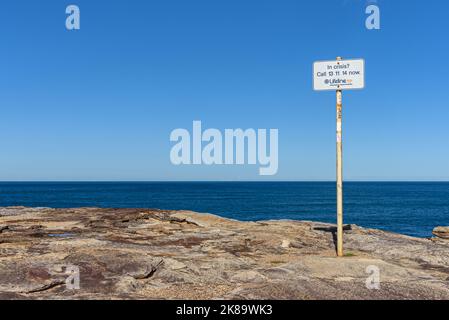 Ein Zeichen für die Hotline zur Suizidprävention von Lifeline an den Shark Point Cliffs in Clovelly, Sydney, Australai Stockfoto