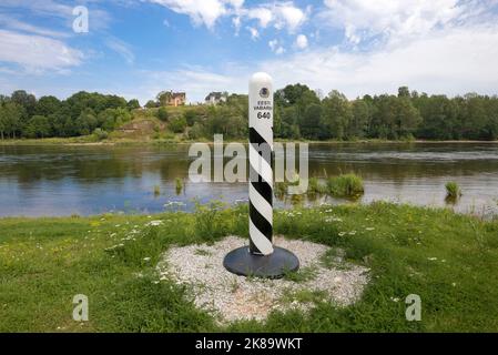 NARVA, ESTLAND - 12. AUGUST 2017: Estnischer Grenzposten am Ufer des Flusses Narva an einem Sommertag. Estnisch-russische Grenze Stockfoto