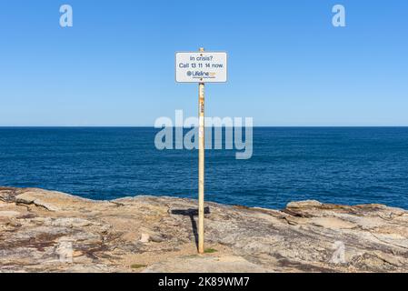 Ein Zeichen für die Hotline zur Suizidprävention von Lifeline an den Shark Point Cliffs in Clovelly, Sydney, Australai Stockfoto