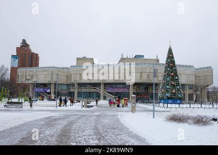 JAROSLAWL, RUSSLAND - 05. JANUAR 2021: Blick auf das Gebäude des Theaters des jungen Zuschauers an einem bewölkten Januartag Stockfoto