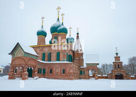 Die alte Kirche des heiligen Johannes Chrysostomos in Korownitskaja Sloboda an einem bewölkten Januartag. Jaroslawl, Goldener Ring Russlands Stockfoto