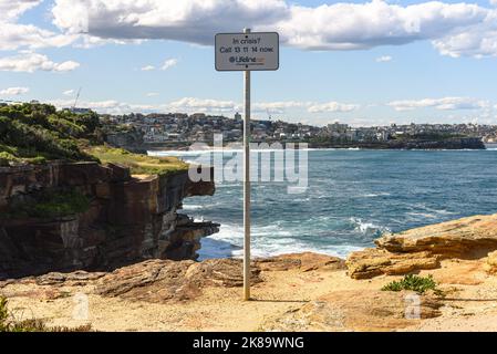 Ein Zeichen für die Hotline zur Suizidprävention von Lifeline an den Shark Point Cliffs in Clovelly, Sydney, Australai Stockfoto