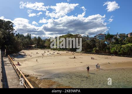 Menschen im Sand am Clovelly Beach in Sydney, Australien Stockfoto