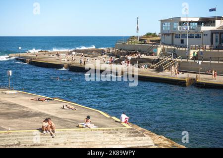 Sonnenbaden auf dem Beton am Clovelly Beach in Sydney, Australien Stockfoto
