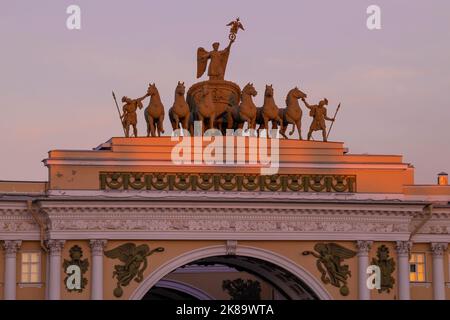 SANKT PETERSBURG, RUSSLAND - 04. JULI 2022: Rutsche des Ruhmes auf dem Bogen des Generalstabes in der Abenddämmerung Stockfoto