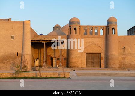 CHIWA, USBEKISTAN - 07. SEPTEMBER 2022: Altes Tor der Karawanserei Alakulli Khan im Abendlicht. Itschan-Kala Stockfoto