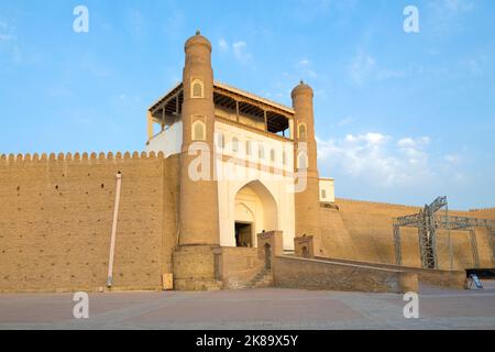 Das Haupttor der alten Arche Festung an einem sonnigen Tag. Buchara, Usbekistan Stockfoto