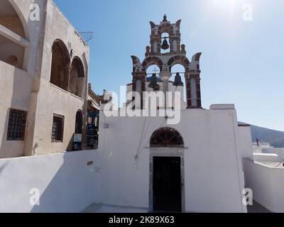 Agios Nikolaos Kirche in Pyrgos, die alte Hauptstadt von Santorin, eine griechische Kykladen-Insel in der Ägäis. Stockfoto