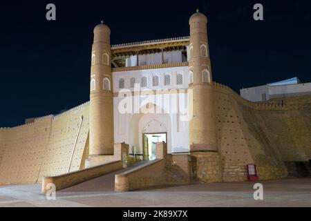 Tor der alten Arche Festung im historischen Zentrum von Buchara Nahaufnahme in einer Nacht. Usbekistan Stockfoto