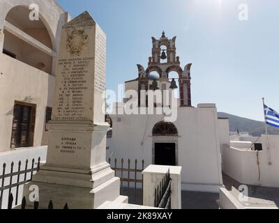 Agios Nikolaos Kirche und Denkmal in Pyrgos, der alten Hauptstadt von Santorin, einer griechischen Kykladen-Insel in der Ägäis. Stockfoto