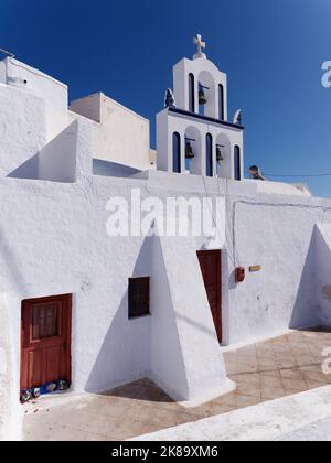 Kirche in Pyrgos, die alte Hauptstadt von Santorin, eine griechische Kykladen-Insel in der Ägäis. Stockfoto