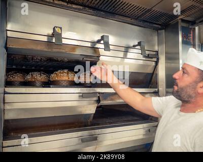 Gruppe von Panettonkuchen, die im Profi-Ofen beim Bäcker backen Stockfoto