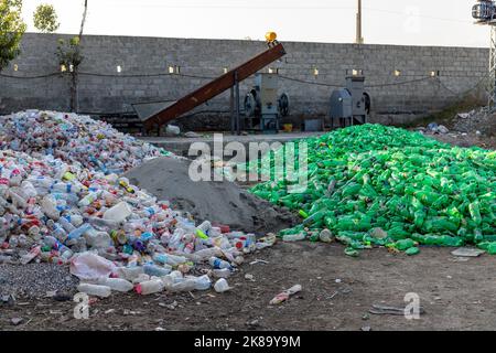 Kunststoffflaschen werden im Werk zum Recycling abgestellt Stockfoto