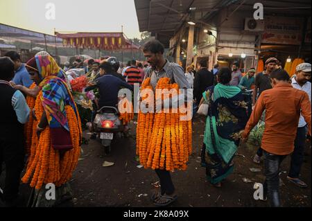 Neu-Delhi, Delhi, Indien. 22. Oktober 2022. Ein Mann verkauft Ringelblumen-Girlanden auf einem Großmarkt für das bevorstehende Diwali-Festival am Stadtrand von Neu-Delhi. (Bild: © Kabir Jhangiani/ZUMA Press Wire) Bild: ZUMA Press, Inc./Alamy Live News Stockfoto