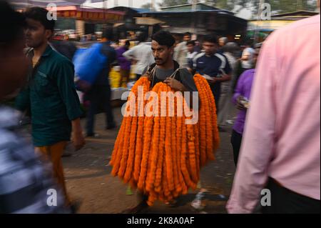 Neu-Delhi, Delhi, Indien. 22. Oktober 2022. Ein Mann verkauft Ringelblumen-Girlanden auf einem Großmarkt für das bevorstehende Diwali-Festival am Stadtrand von Neu-Delhi. (Bild: © Kabir Jhangiani/ZUMA Press Wire) Bild: ZUMA Press, Inc./Alamy Live News Stockfoto