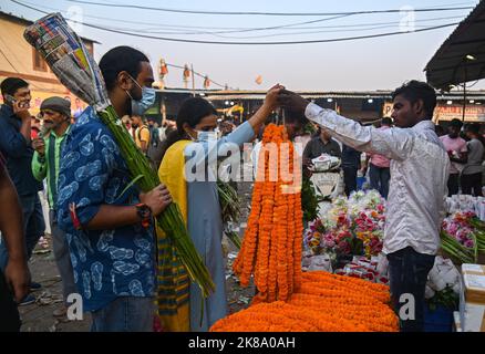 Neu-Delhi, Delhi, Indien. 22. Oktober 2022. Auf einem Großmarkt für Blumen kaufen die Menschen für das bevorstehende Diwali-Festival am Stadtrand von Neu-Delhi Ringelblumen-Girlanden ein. (Bild: © Kabir Jhangiani/ZUMA Press Wire) Bild: ZUMA Press, Inc./Alamy Live News Stockfoto
