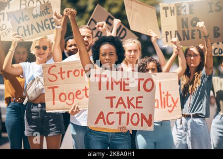 Protest, Streik und Klimawandel mit einer Frauengruppe, die für unseren Planeten oder die Menschenrechte in der Stadt kämpft. Umwelt, Bewegung und Verschmutzung mit Stockfoto